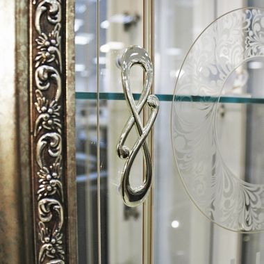 Витрина 3-х дверная Версаль, Орех 